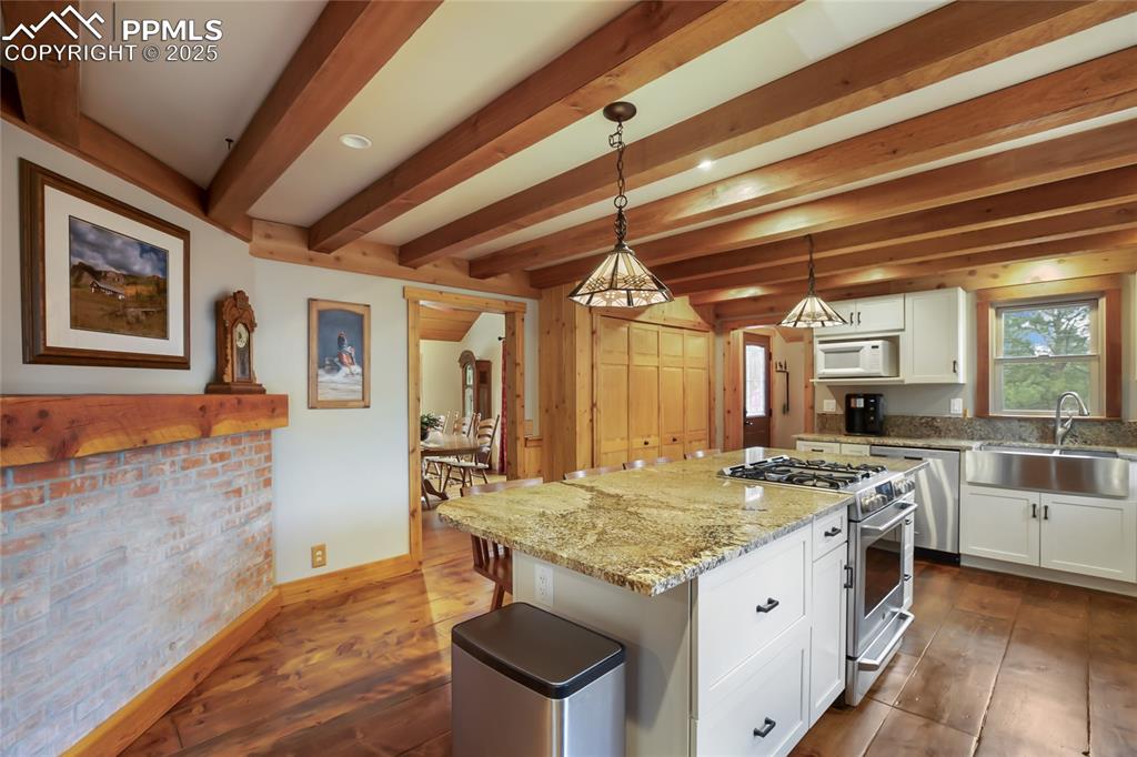 Image 15 of 48: Kitchen
