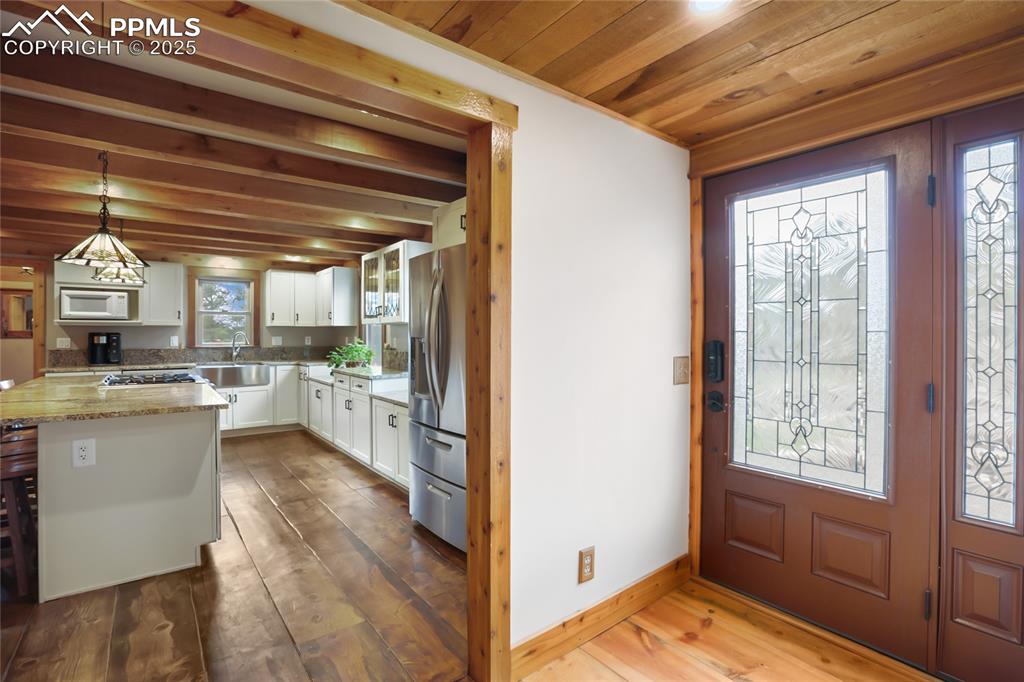 Image 18 of 48: Kitchen
