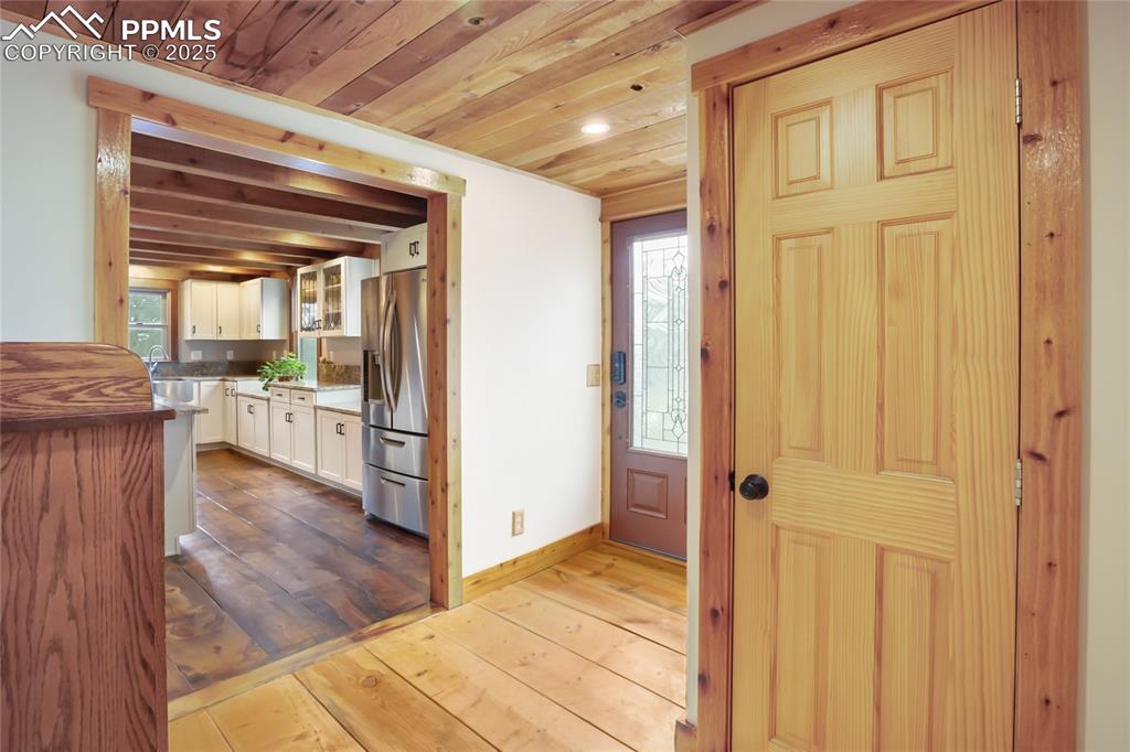 Image 19 of 48: Entry