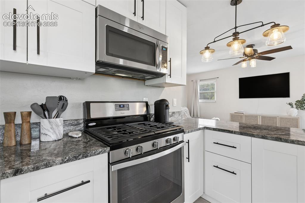 Image 14 of 35: Kitchen