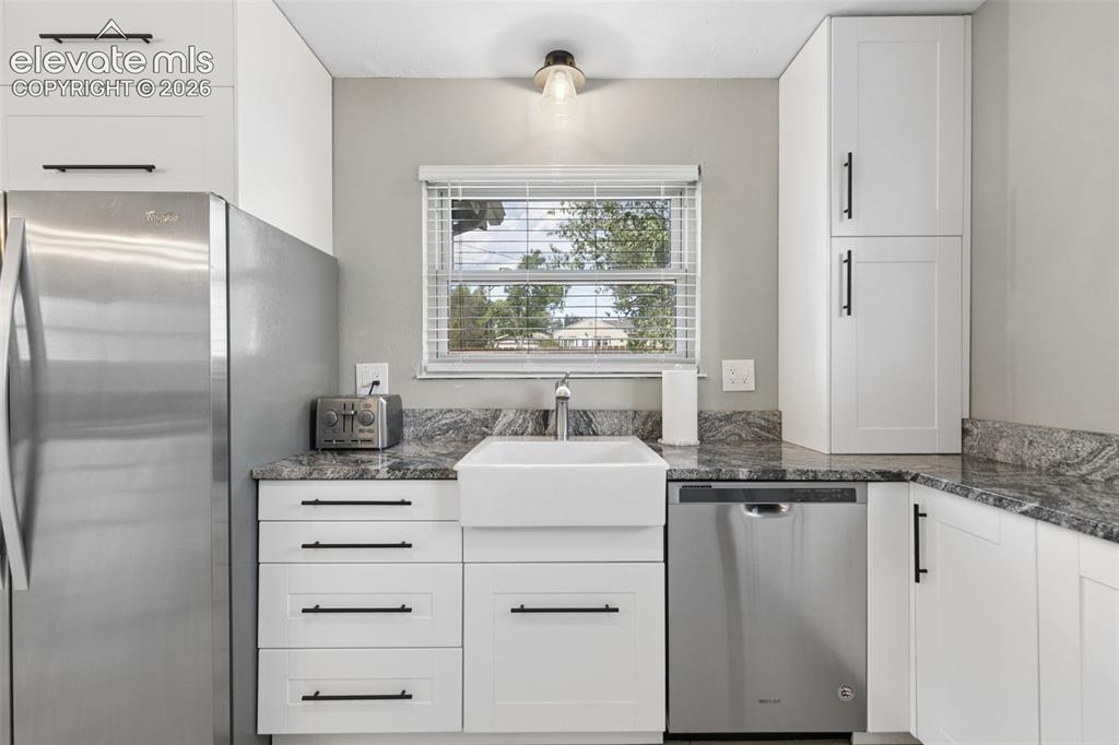 Image 17 of 35: Kitchen