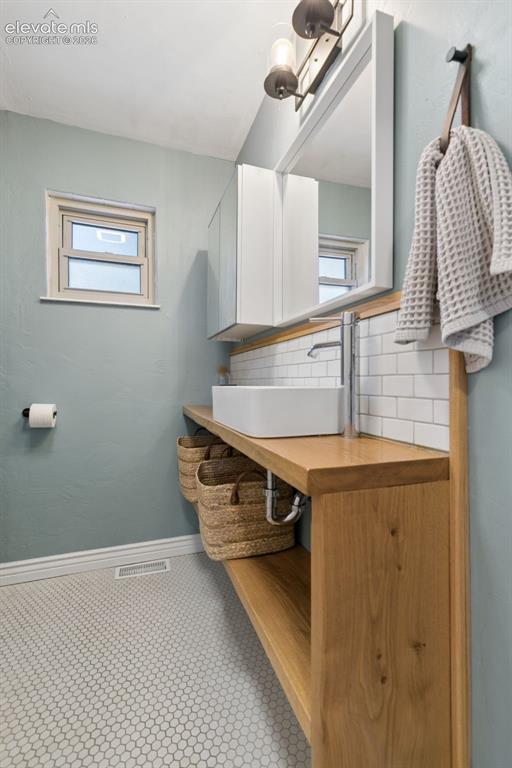 Image 18 of 35: Bathroom