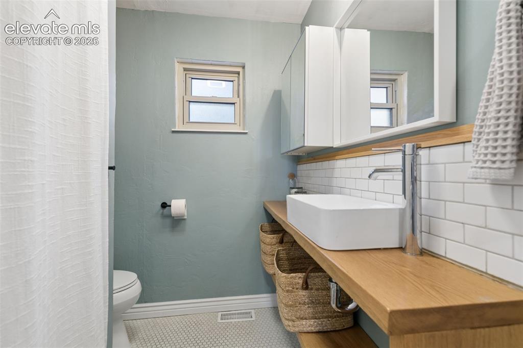 Image 19 of 35: Bathroom