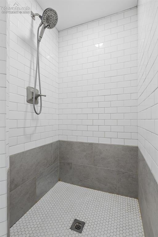 Image 31 of 35: Bathroom