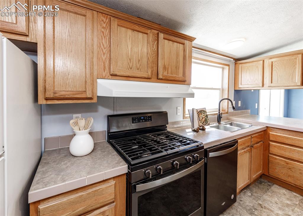 Image 13 of 40: Kitchen