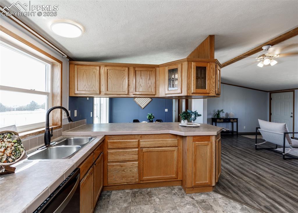 Image 14 of 40: Kitchen