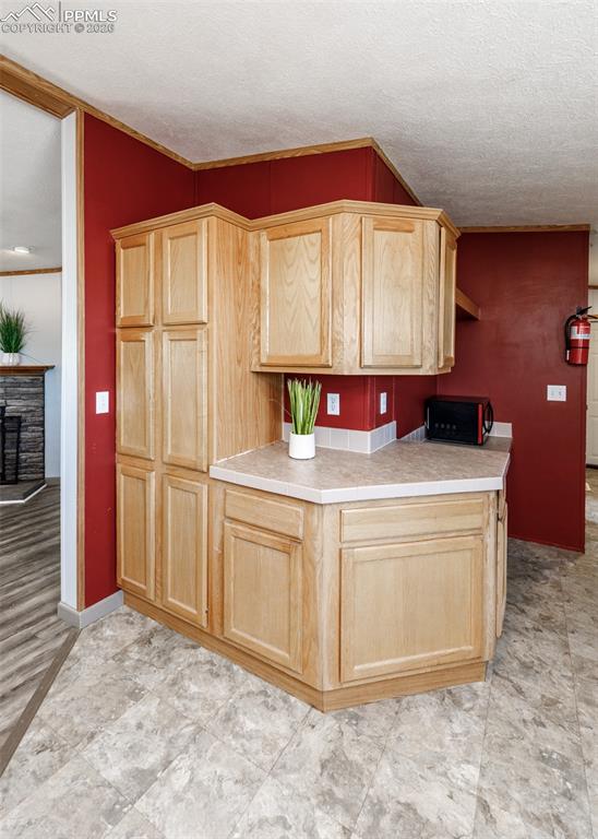 Image 15 of 40: Kitchen