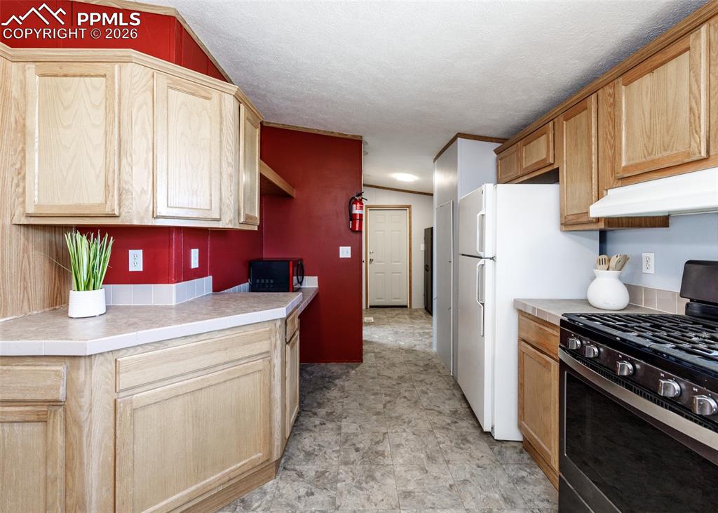 Image 16 of 40: Kitchen