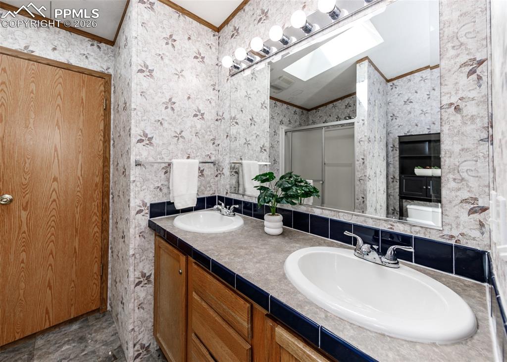 Image 22 of 40: Bathroom