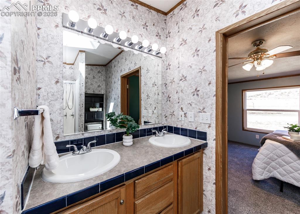 Image 23 of 40: Bathroom