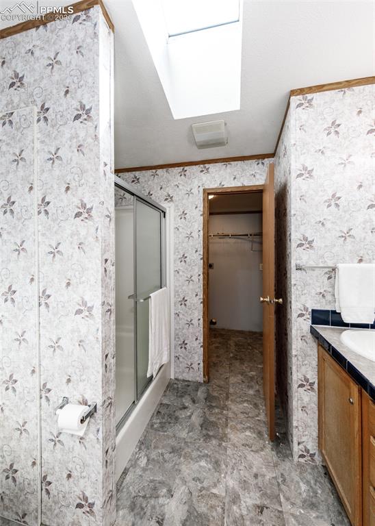 Image 24 of 40: Bathroom