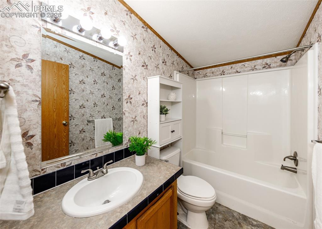 Image 32 of 40: Bathroom