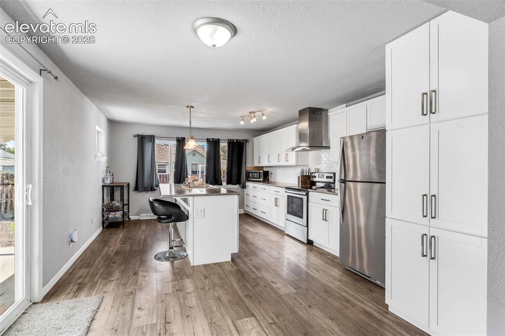 Image 13 of 30: Kitchen