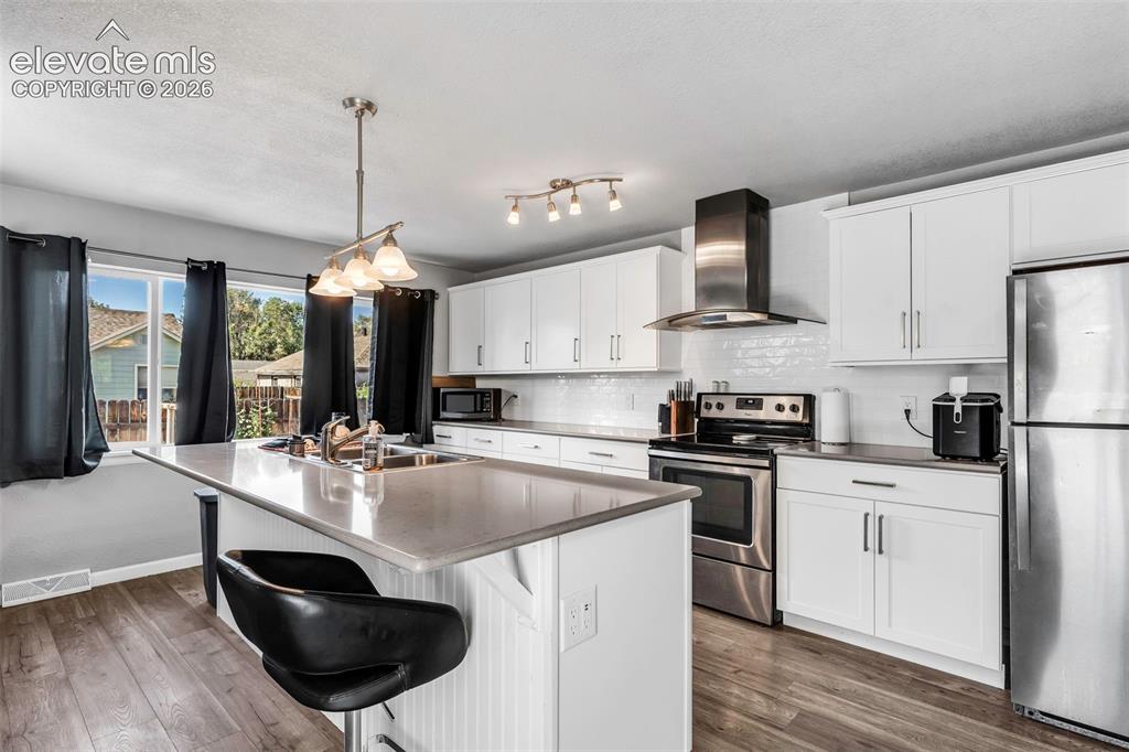 Image 16 of 30: Kitchen