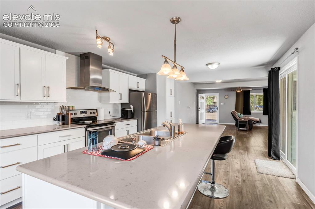 Image 17 of 30: Kitchen