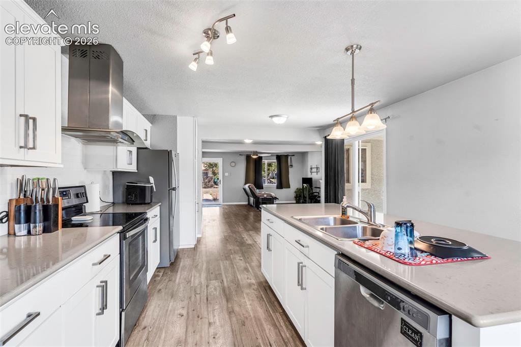 Image 18 of 30: Kitchen
