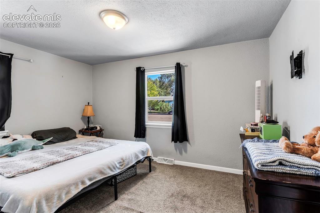 Image 19 of 30: Bedroom