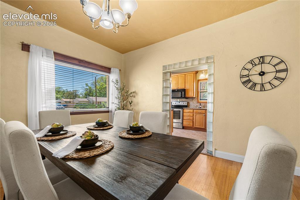 Image 13 of 48: Dining Area