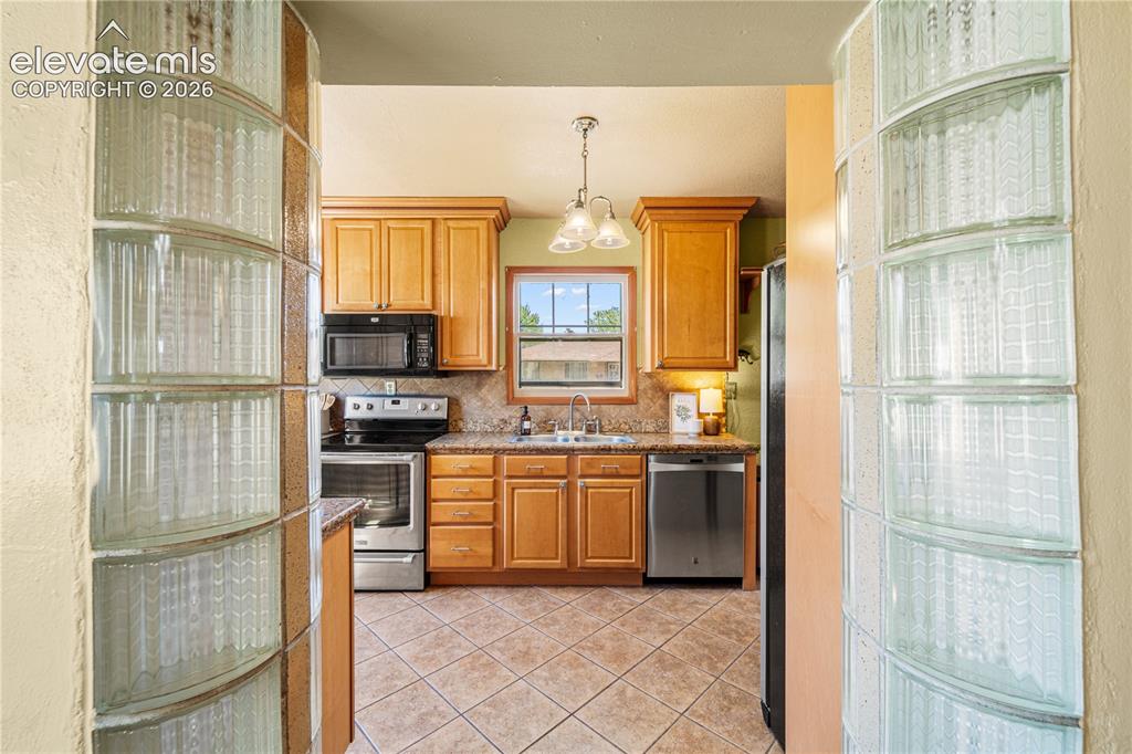 Image 15 of 48: Kitchen