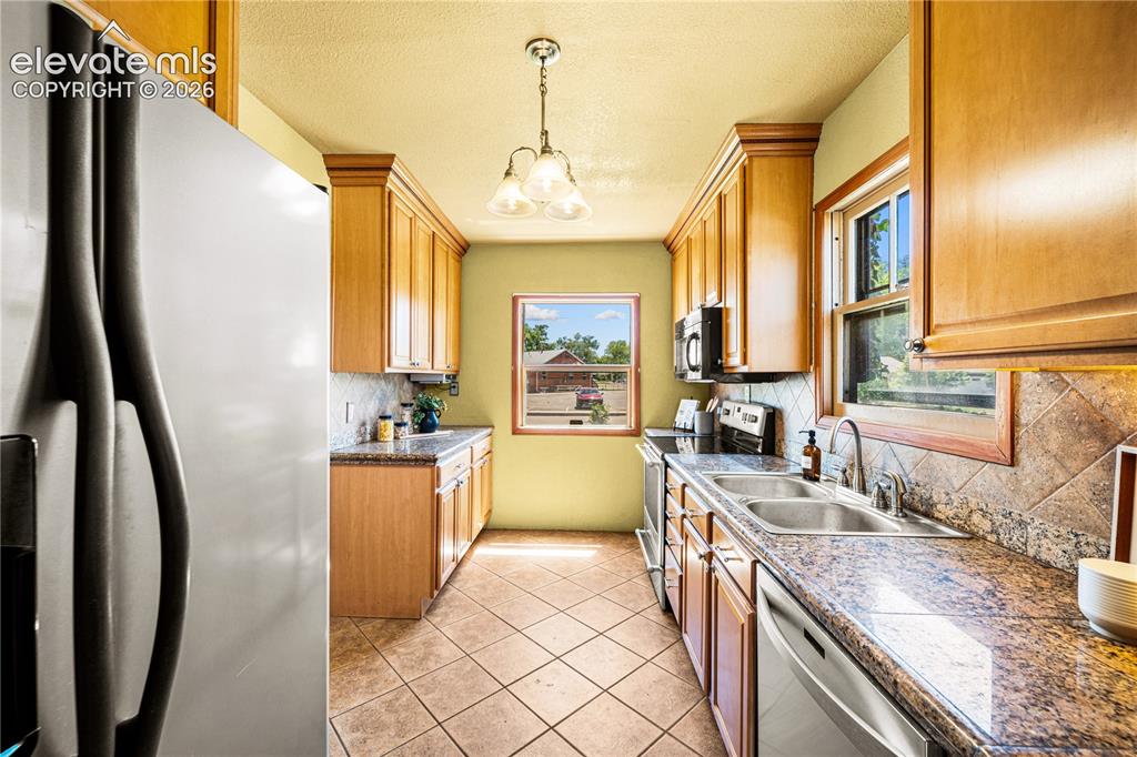 Image 16 of 48: Kitchen