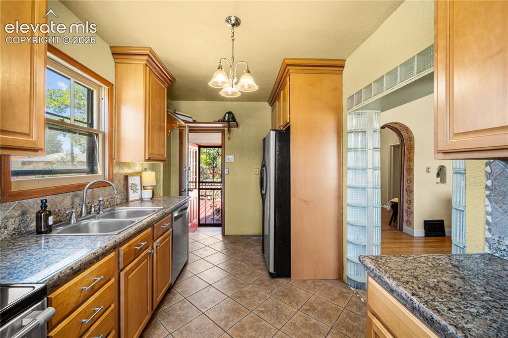 Image 17 of 48: Kitchen