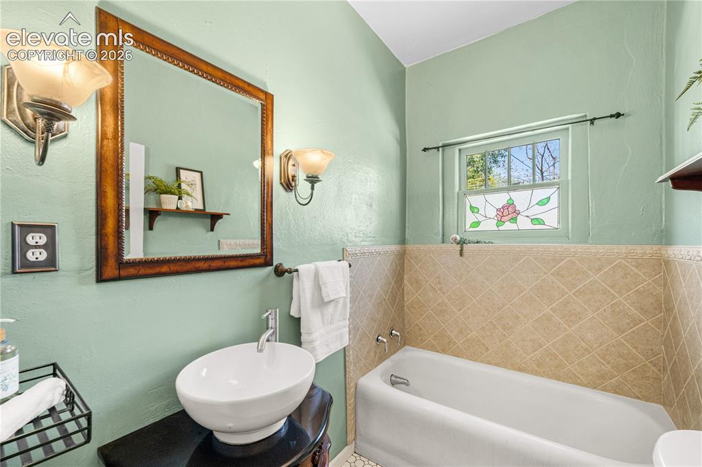 Image 23 of 48: Bathroom