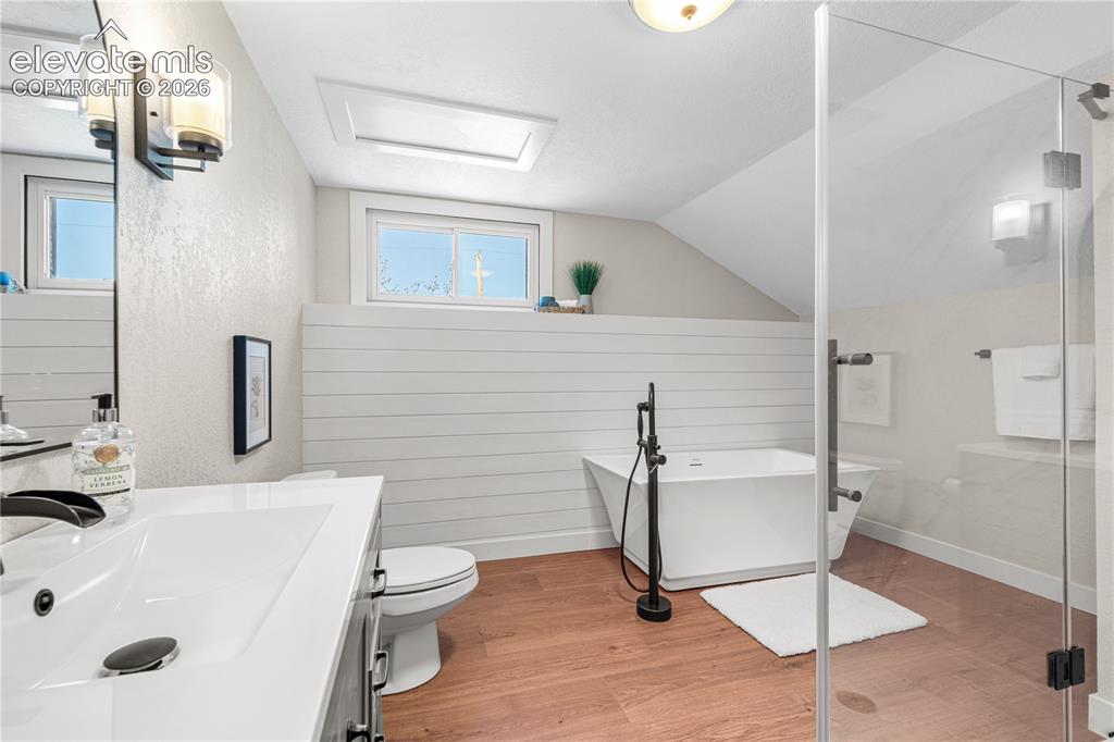 Image 35 of 48: Bathroom