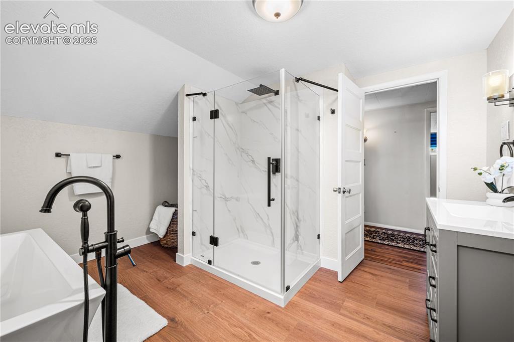 Image 36 of 48: Bathroom