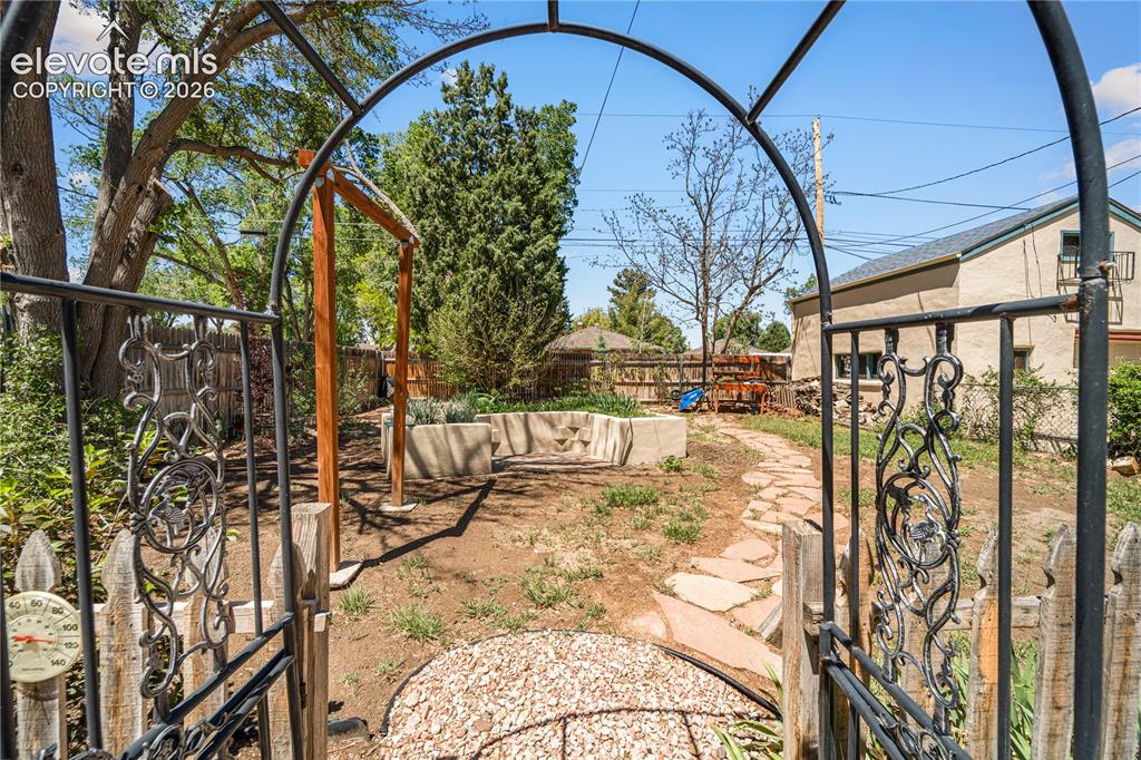 Image 45 of 48: Yard