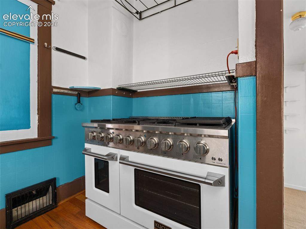 Image 12 of 26: Kitchen