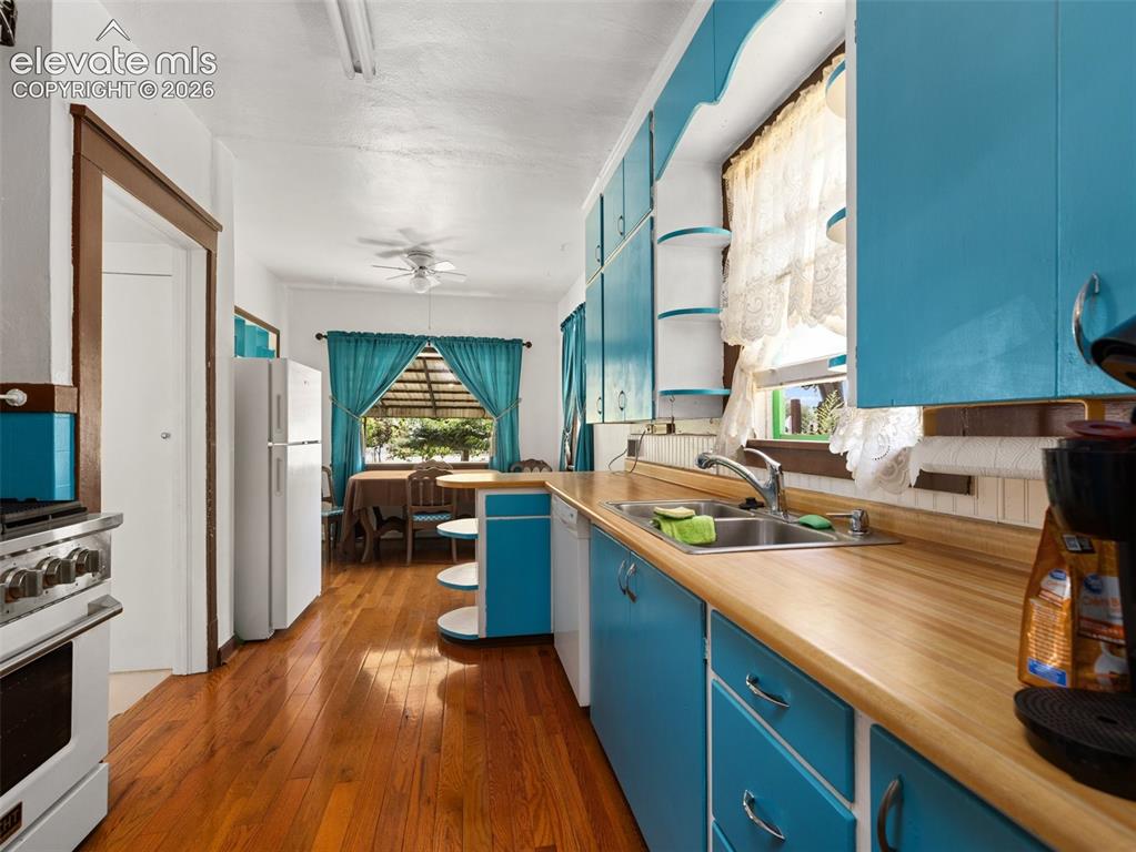 Image 13 of 26: Kitchen