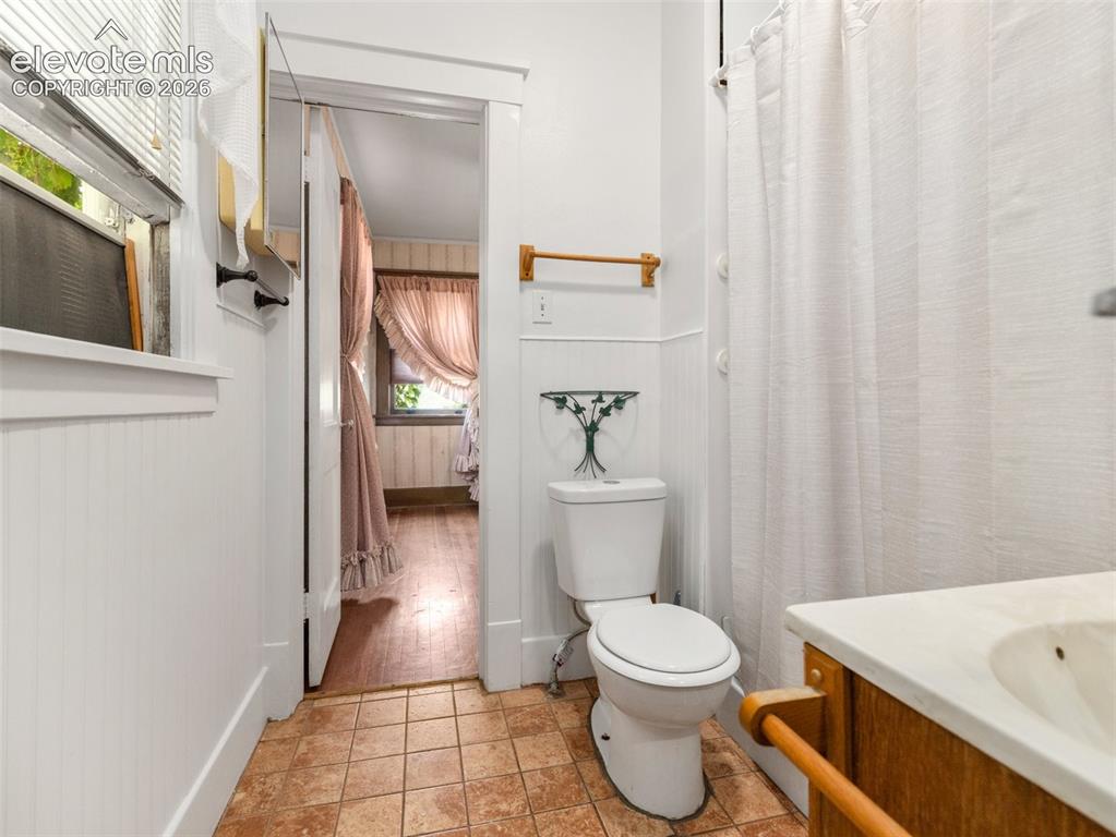 Image 19 of 26: Bathroom