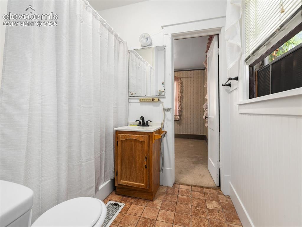 Image 21 of 26: Bathroom