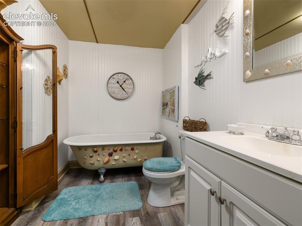 Image 26 of 26: Bathroom