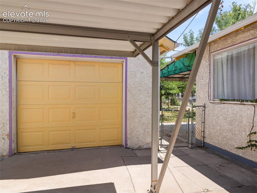 Image 4 of 26: Garage