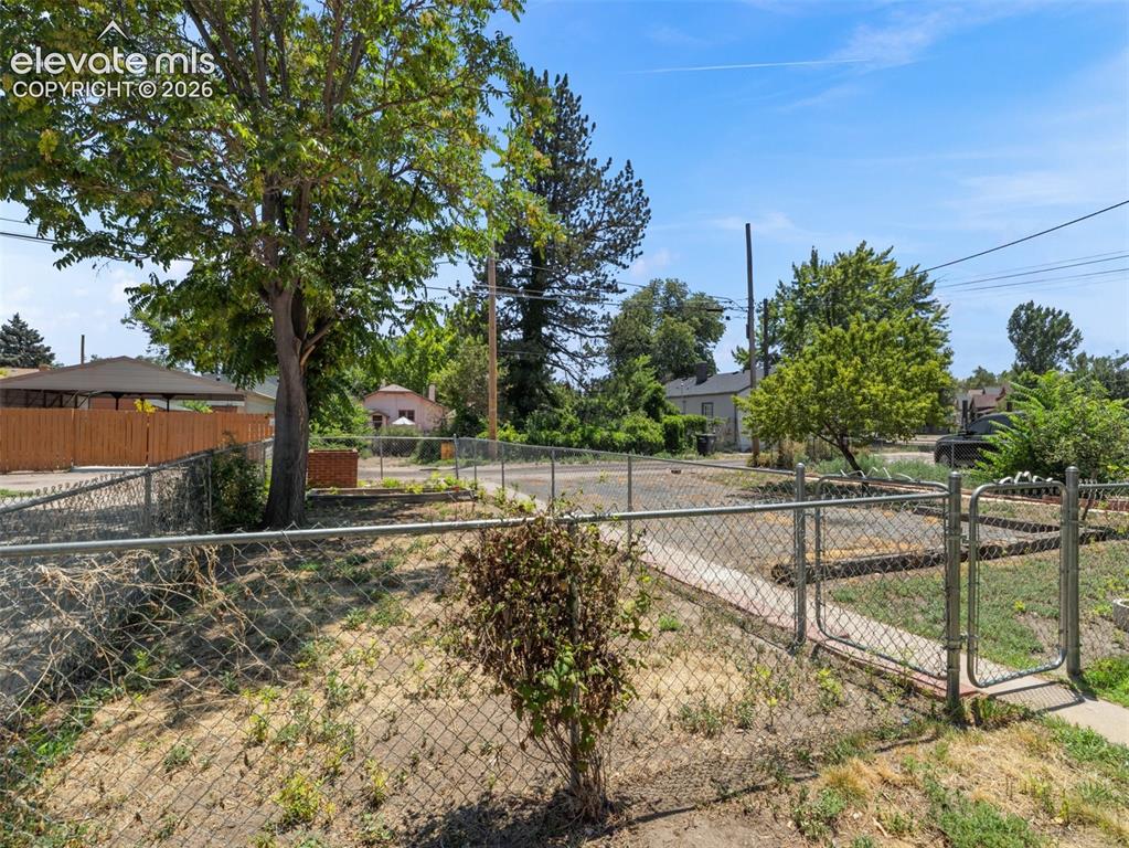Image 6 of 26: Yard