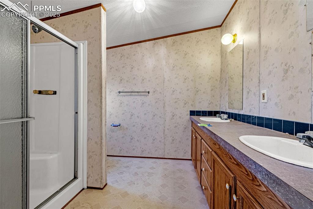 Image 14 of 30: Bathroom