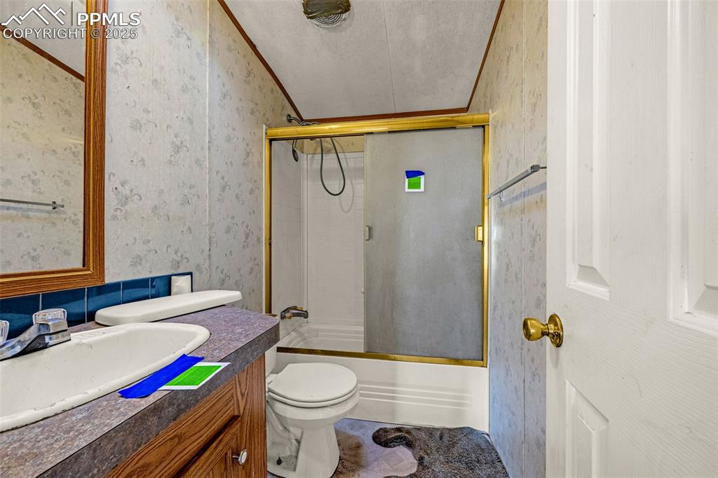 Image 16 of 30: Bathroom