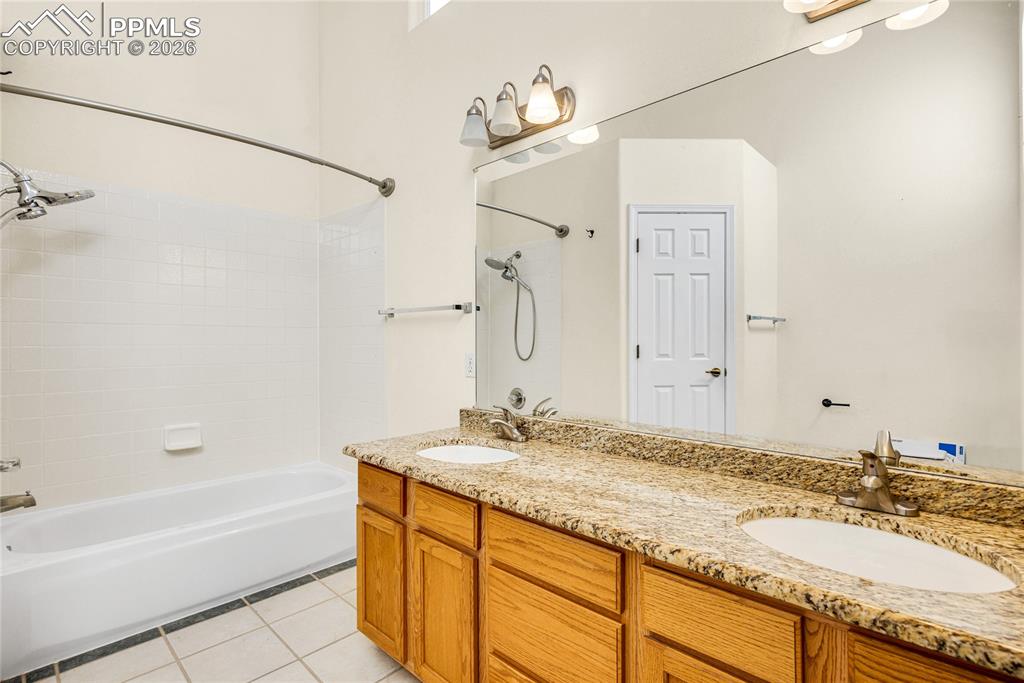 Image 14 of 34: Bathroom