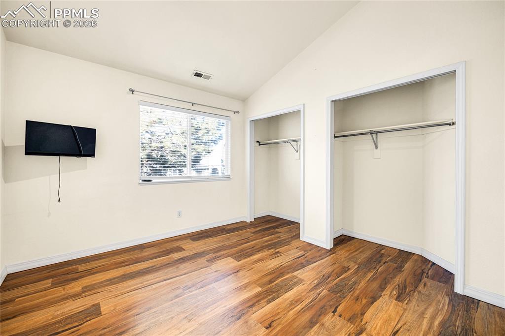 Image 16 of 34: Bedroom