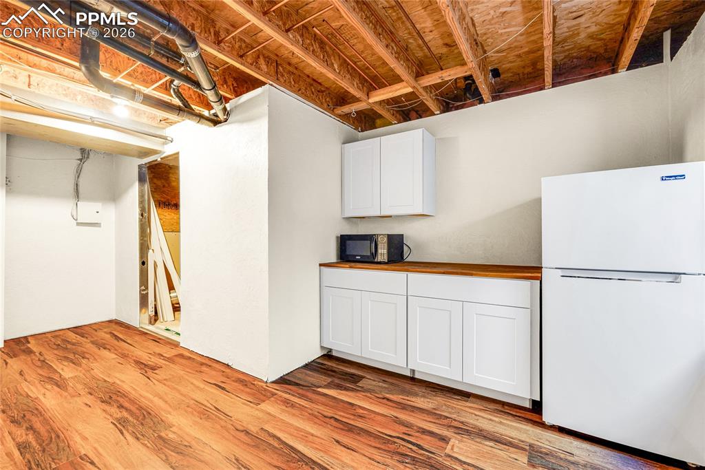 Image 28 of 34: Kitchen