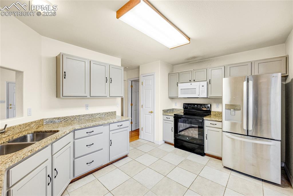 Image 8 of 34: Kitchen