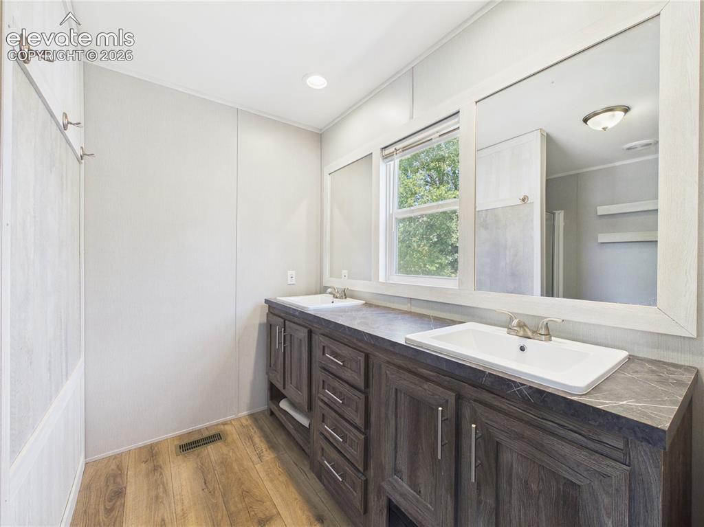 Image 12 of 26: Bathroom