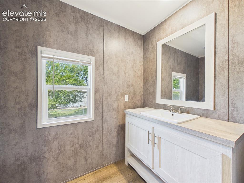 Image 18 of 26: Bathroom