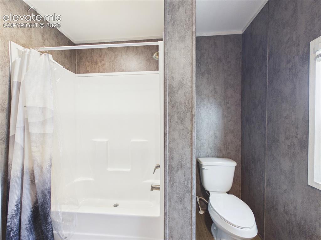 Image 19 of 26: Bathroom