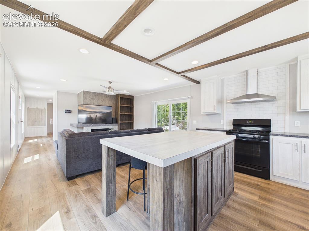 Image 6 of 26: Kitchen