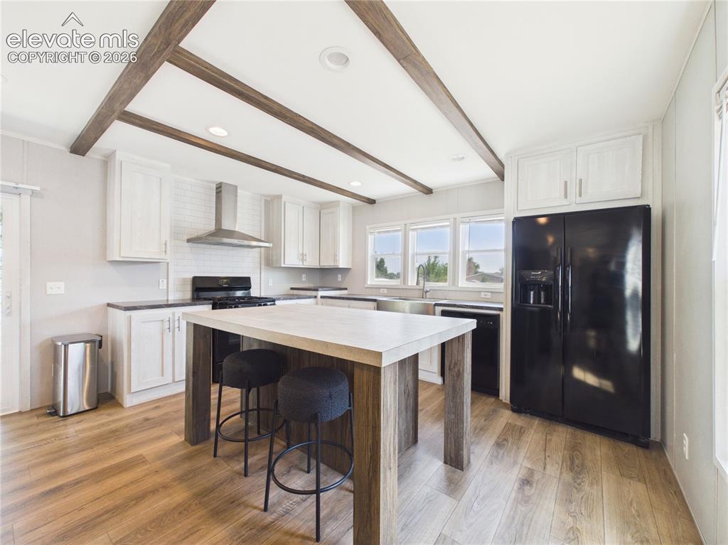 Image 7 of 26: Kitchen
