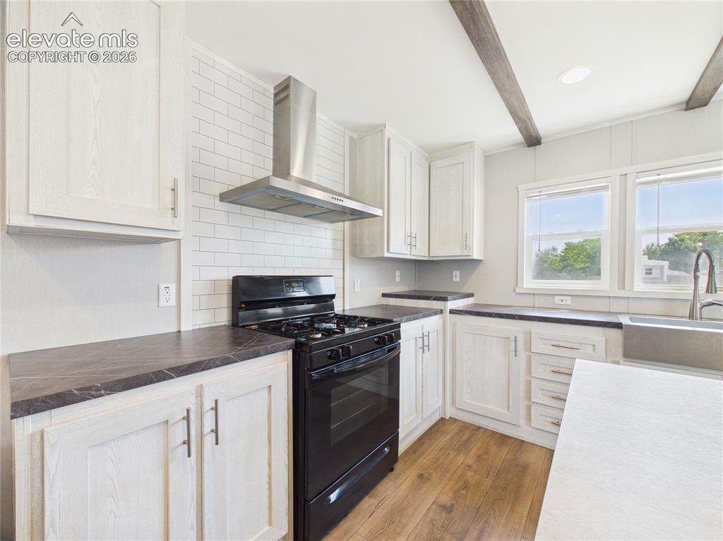 Image 8 of 26: Kitchen