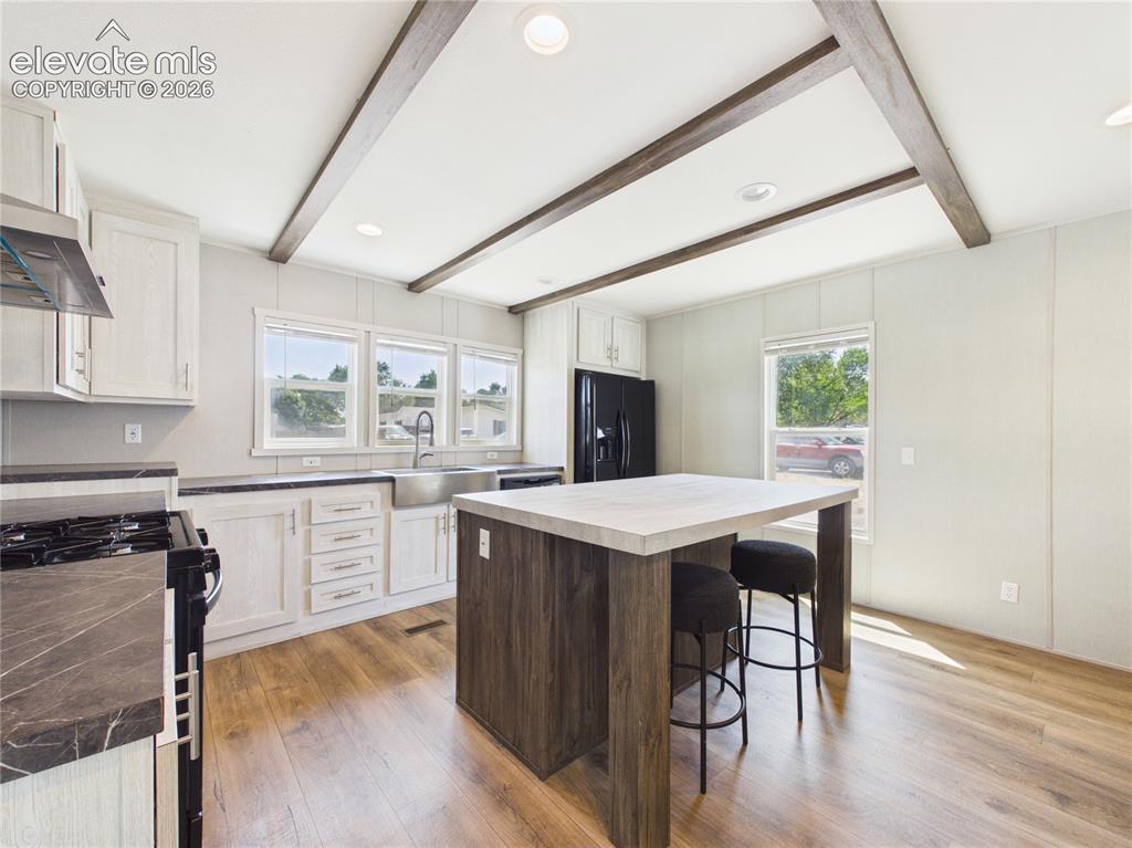 Image 9 of 26: Kitchen
