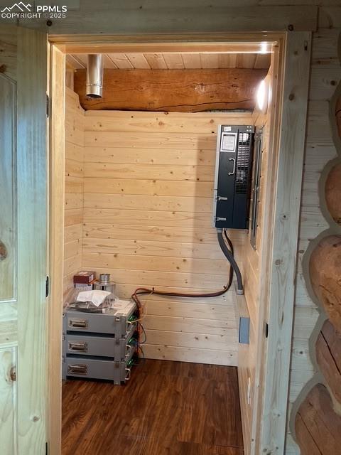 Image 18 of 28: Closet w/cross pace access
